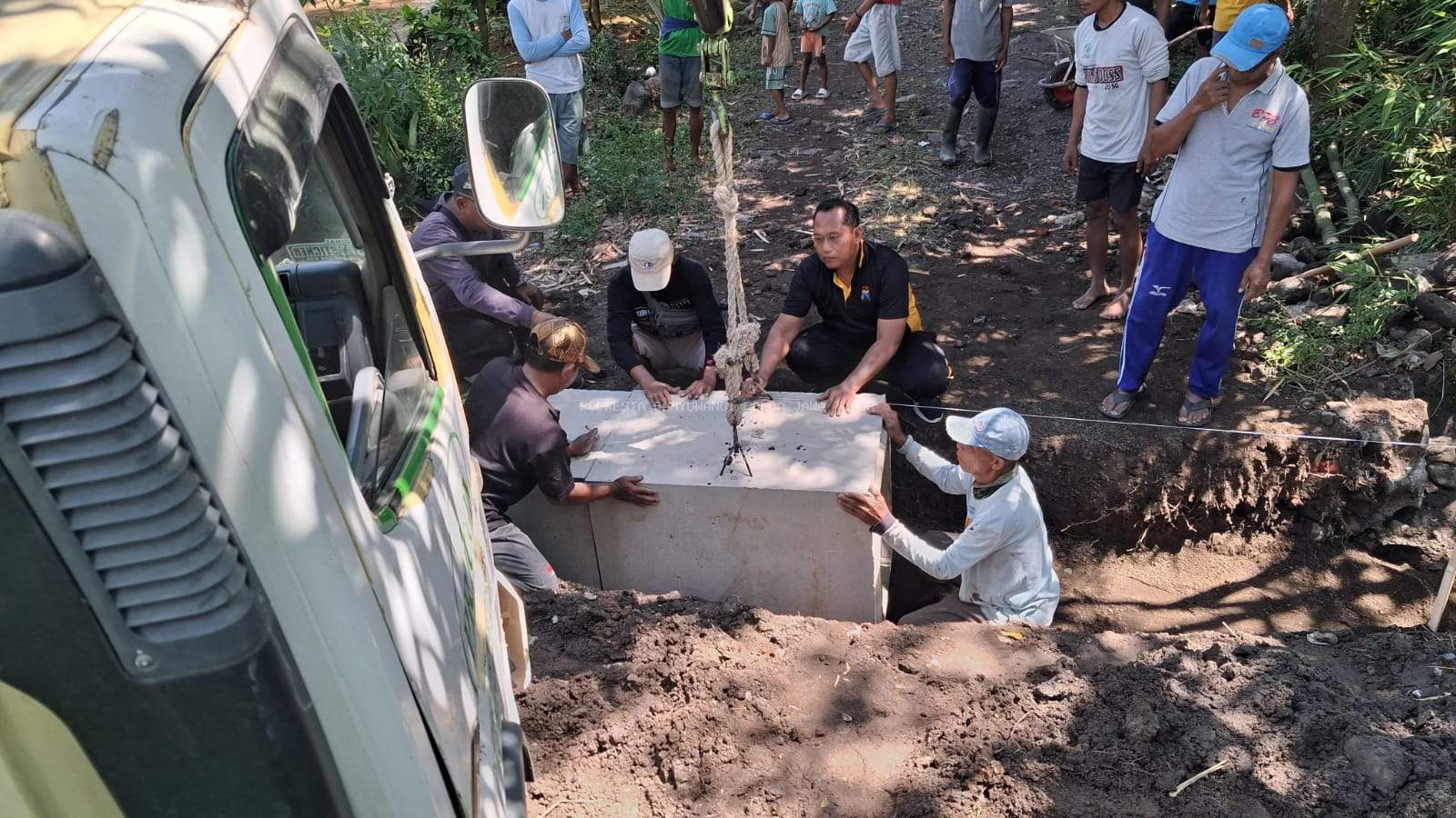 Turut Serta Mendukung Swasembada Pangan, Polisi Gambiran Banyuwangi Bantu Bangun Jembatan Pengairan Petani