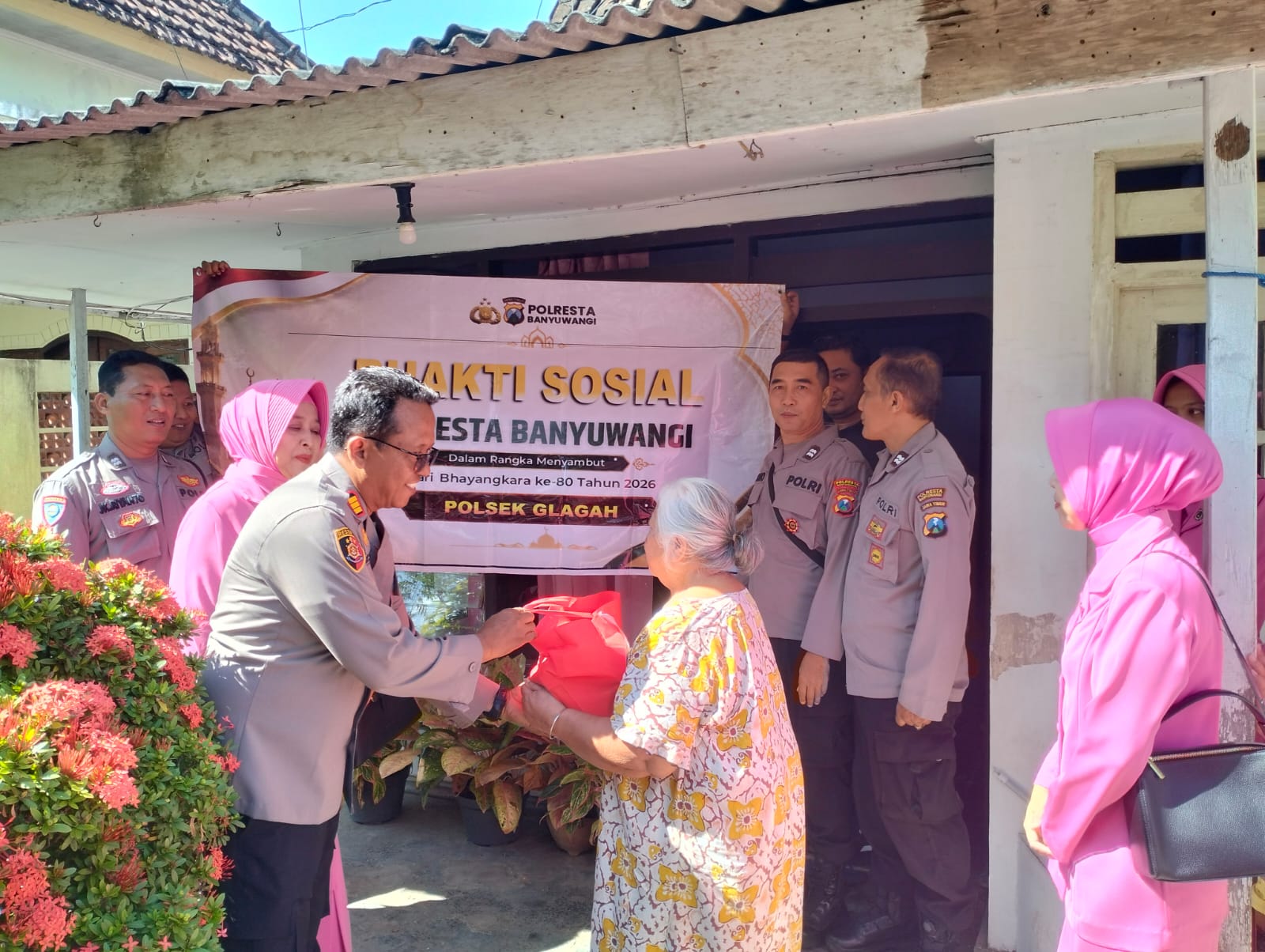 Dalam Rangka Hari Bhayangkara ke-80, Polsek Glagah Polresta Banyuwangi Salurkan Bansos Untuk Masyarakat Kurang Mampu
