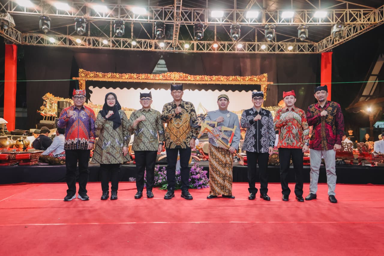 Kapolda Jatim Gaungkan Semangat Jogo Jawa Timur di Pagelaran Wayang Kulit Hari Bhayangkara ke – 80